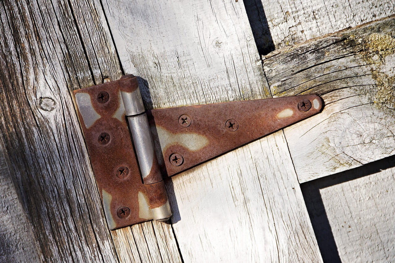 rusty hinge